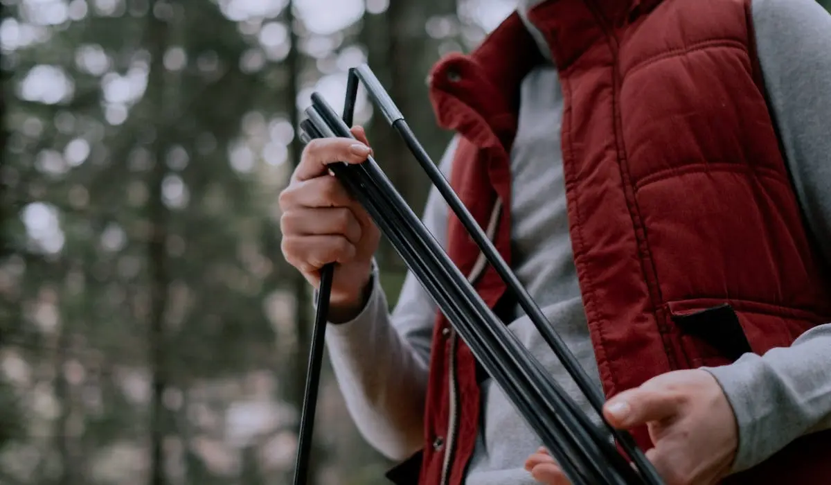 You are currently viewing Aluminum vs Fiberglass Tent Poles: An In-Depth Comparison